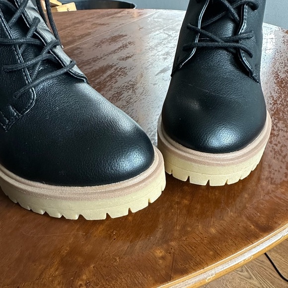 Dolce Vita Black Lugged Combat Boot Size 9.5 - Picture 4 of 6